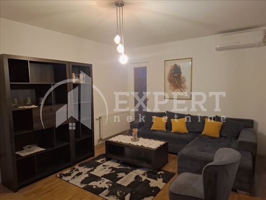 Izdaje se stan preko puta Saborne crkve, grejanje 