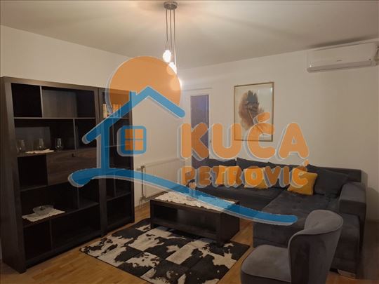 Izdaje se stan preko puta Saborne crkve, grejanje 