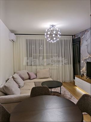 Izdajem stan u Vrtovima Ceraka sa garaznim mestom