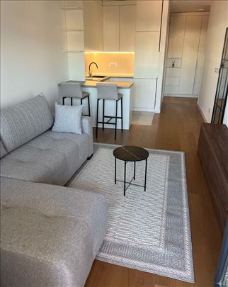 Lep i nov stan, odmah useljiv!