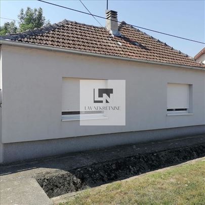 Lepa kuća sa placem u centru Beške