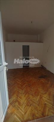 Lokal 20m2, Belegiš centar, 2 mokra čvora, basta