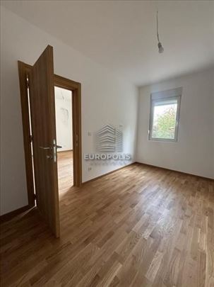 Lux novogradnja sa dvorištem-retko u ponudi ID#817