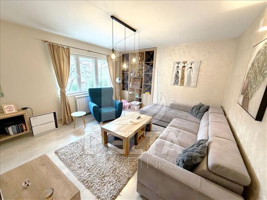 Moderan, troiposoban stan, sa parkingom, u Čairu 