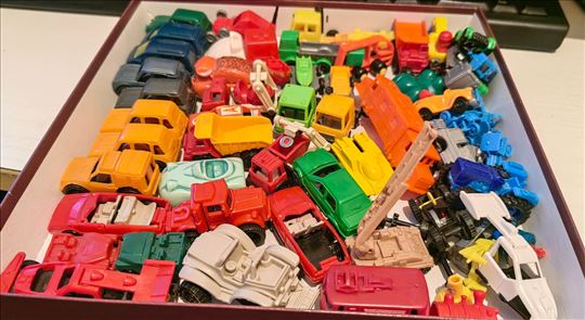 Najrazličitiji autmobilčići i i ostala vozila.