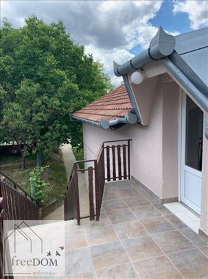 Odličan trosoban stan u mirnom delu Petrovaradina