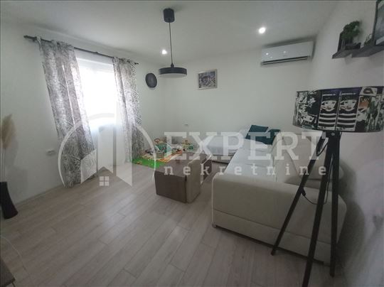 Prelep stan u prizemlju porodične zgrade, 80m2, ko