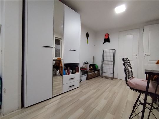 Stan/ Kucica, U zajednickom dvoristu, 27m2