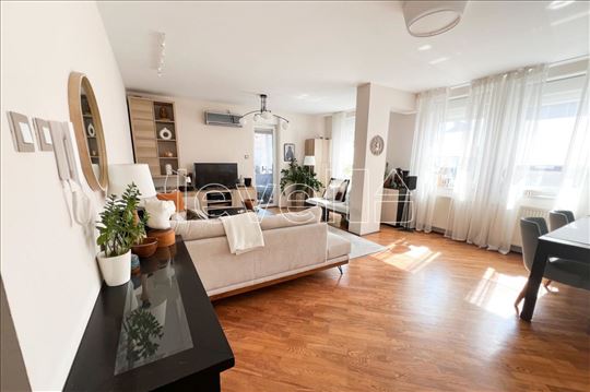 Stan,Novi Sad,Cara Dušana,kv: 102.00