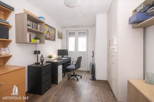 Svetao, 2.0, uknjižen, lep deo Karaburme ID#1134