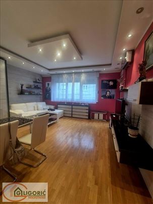 Uknjižen-sa garažnim mestom-odlična investicija