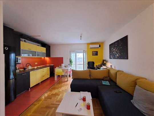 Zemun,Ugrinovačka2.5 lux opremljen sa parkingingom