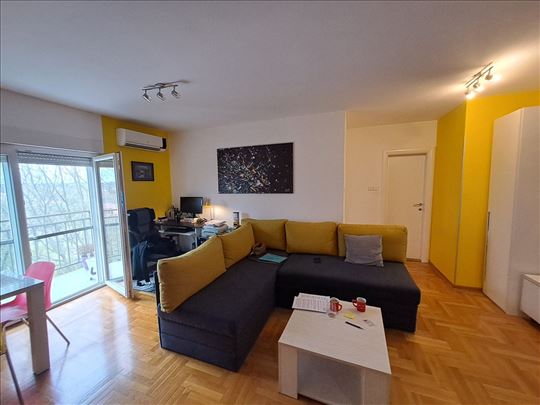 Zemun,Prvomajska 2.5 lux opremljen sa parkingingom