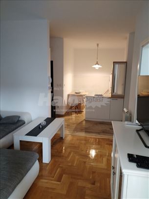 1.5 stan sa parking mestom