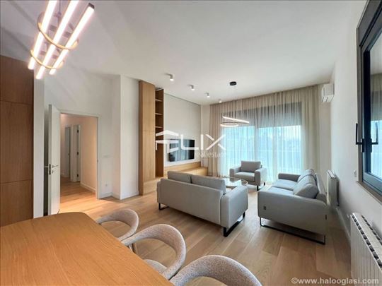 4.0 lux u zgradi sa bazenom