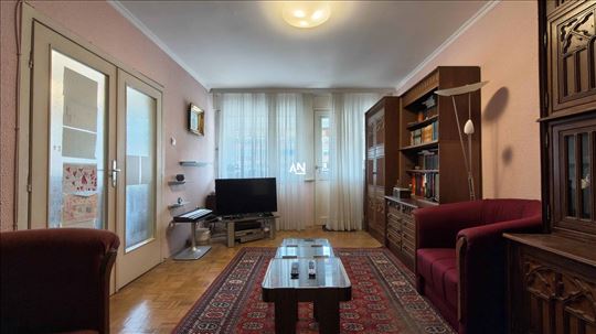 Adaptibilan u 4.0-soban stan. Južna orjentacija. I