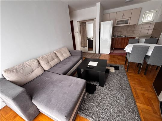 Dvosoban stan na Rotkvariji ! Sa parking mestom !