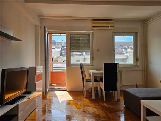 Dvosoban stan na TOP lokaciji-Grbavica