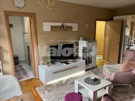 Izdajem potpuno sredjen i opremljen stan!