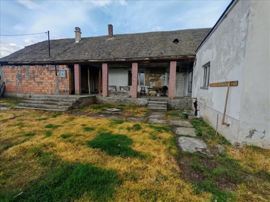 Kuća sa započetom adaptacijom + materijal za novu