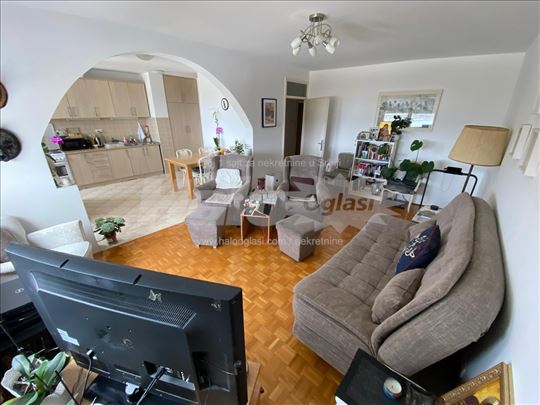 Lep i svetao trosoban stan na Donjem Dorćolu