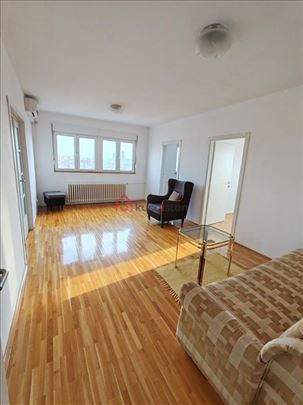 Lepo Renoviran stan sa pogledom na ceo grad