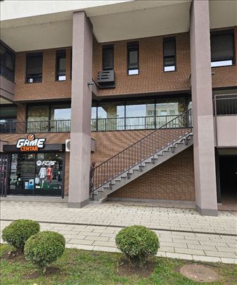 Lokal površine 135m2 na I spratu Novi Beograd 