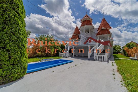 Meljak, Veljka Vlahovica, kuca 280 m2 sa bazenom!
