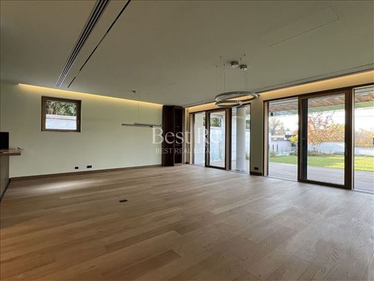 Moderna kuća sa dvorištem - Dedinje