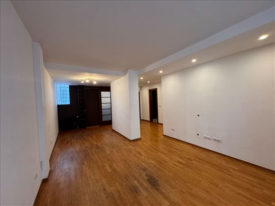 Polunamesten moze za PP sa parkingom