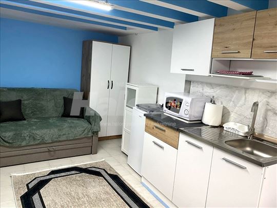 Renovirana nameštena garsonjera sa posebnim ulazom