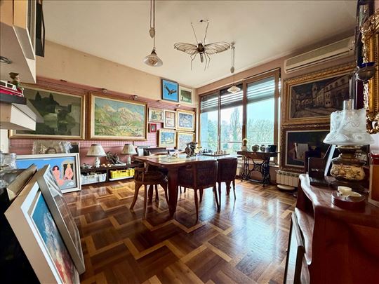 Dedinje, blizu Pinka: stan 130 m2, sa dva ulaza 