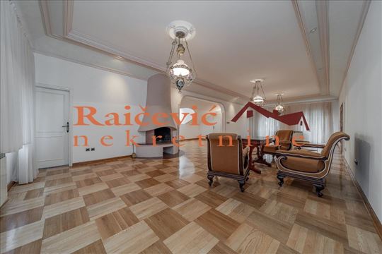 Trosarina, Beranska, 12.0 kuca od 544 m2