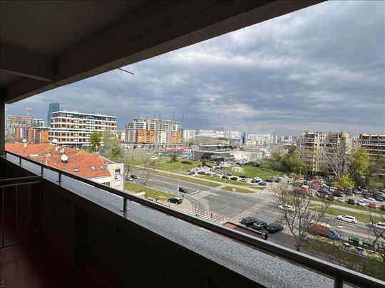 Trosoban stan s otvorenim pogledom ka gradu, blok 