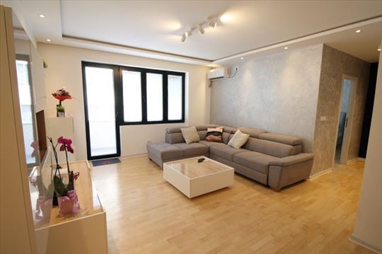 Veoma lep, moderan 3.0 stan u Centru, ID 4126