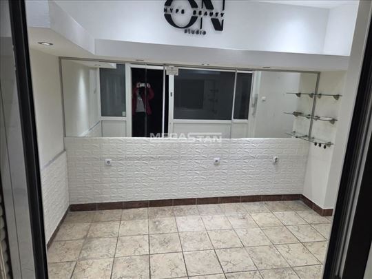 Crveni krst, renoviran, sa izlogom