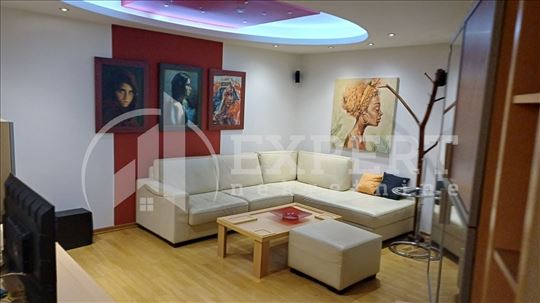 Izdaje se odličan trosoban stan u Mokranjčevoj uli