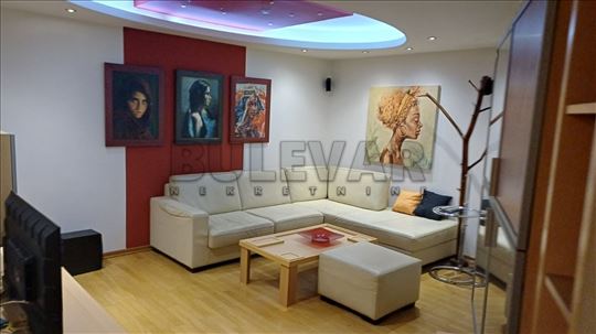 Izdaje se odličan trosoban stan u Mokranjčevoj uli