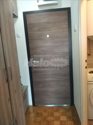 Izdajem garsonjeru.Useljiva od 01.maja.Kod hrama.