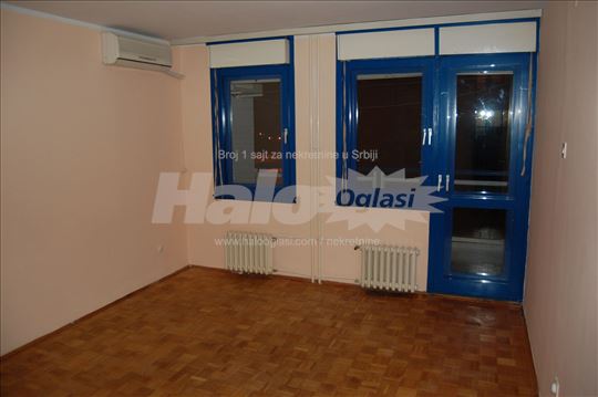 Izdajem namešten stan sa odvojenom spavaćom sobom