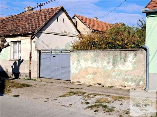 Na prodaju kuća + 8.8 ari placa u Inđiji