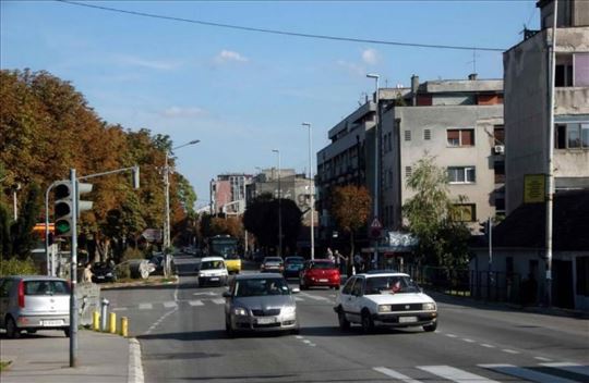 Stan sa lokalom, izlog ka ulici