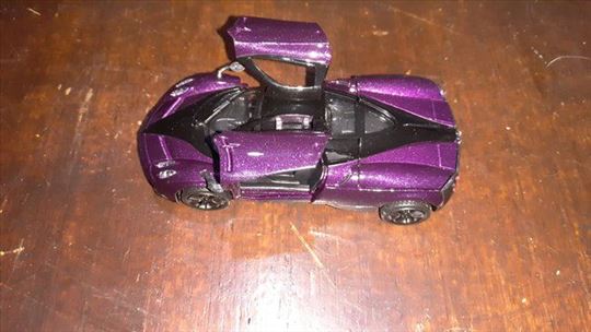 Auto model ljubičasti Pagani Huayra