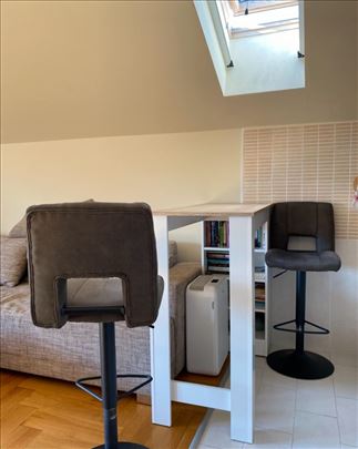 Barski šank što i stolice za kuhinju