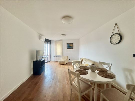 Crveni krst, izdavanje, stan i garažno mesto