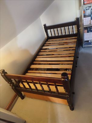 Drveni krevet sa dve fioke top stanje 