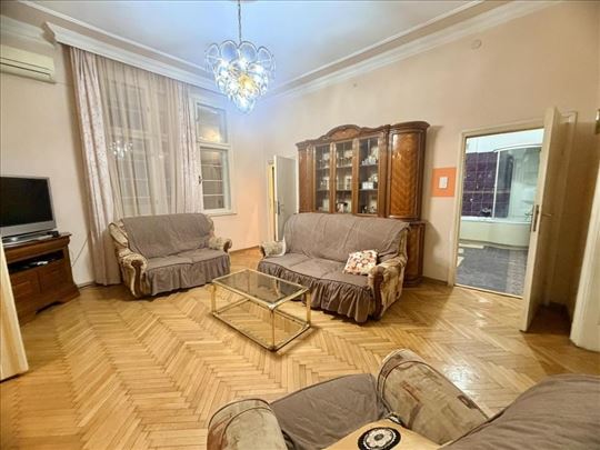 Izdaje se prostran salonski stan – Krunski venac, 