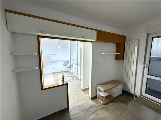 Rade Končara, Zemun, uknjižen, odmah useljiv 