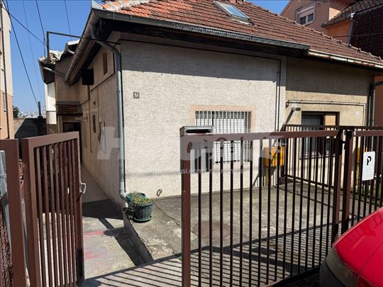 Stan u porodicnoj kuci u blizini crkve na Vozdovcu