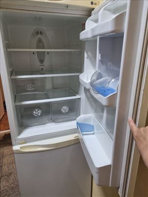 Frizider prodajem